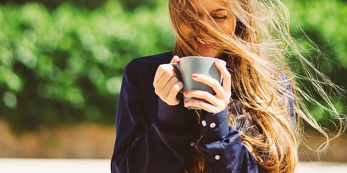 CoffeeWorld-Blog-1200×800-Woman-Coffee Kaffeetrinken mit Genuss
