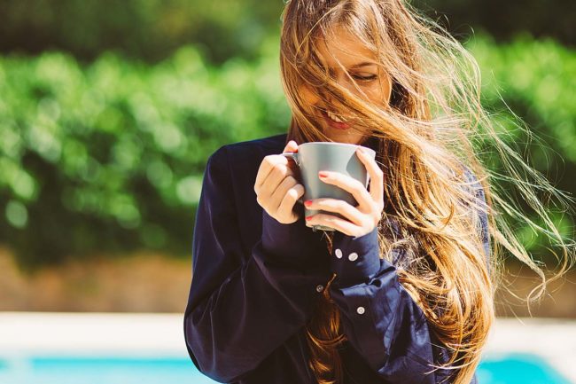 CoffeeWorld-Blog-1200×800-Woman-Coffee Kaffeetrinken mit Genuss