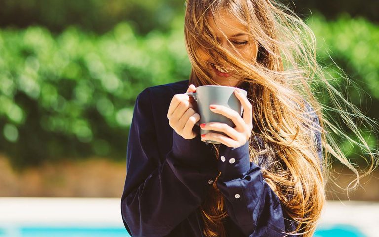 CoffeeWorld-Blog-1200×800-Woman-Coffee Kaffeetrinken mit Genuss