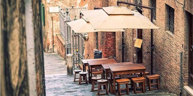 Gasse in der Toskana