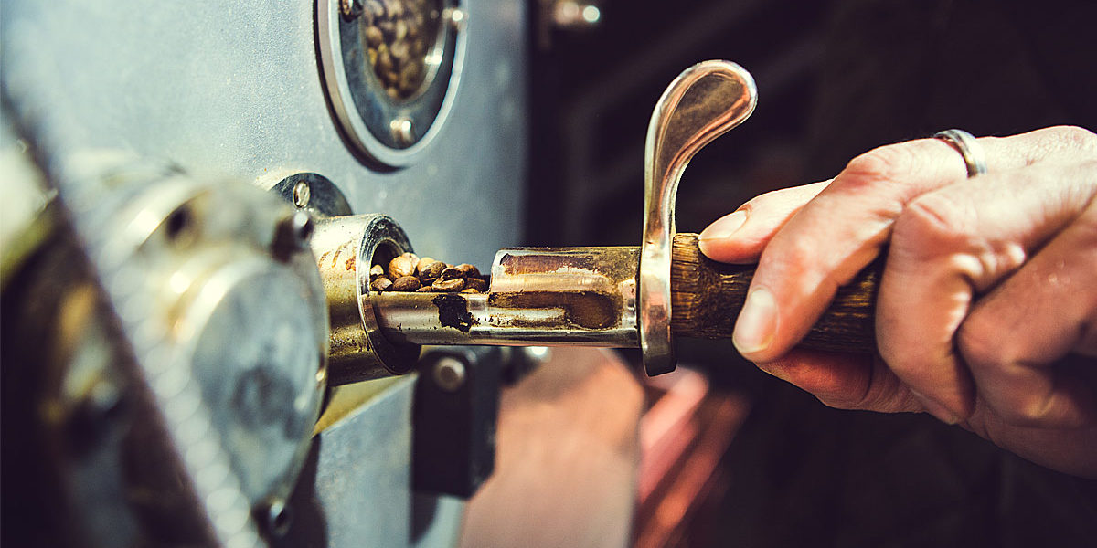 CoffeeWorld-Blog-1200×800-Roasting-Check Kaffeeröstung