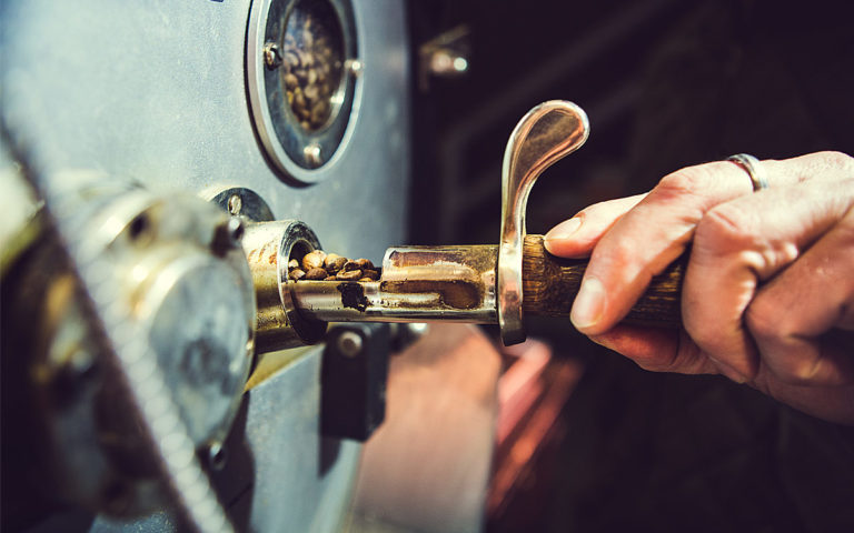 CoffeeWorld-Blog-1200×800-Roasting-Check Kaffeeröstung