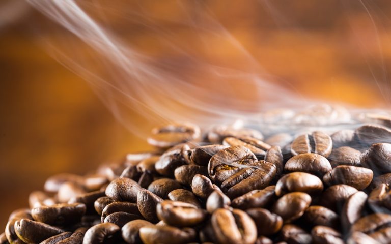coffee beans fresh roast with smoke Geröstete Kaffeebohnen
