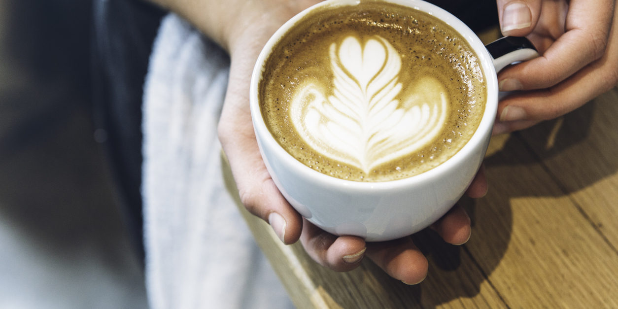 Barista zeigt Latte Art