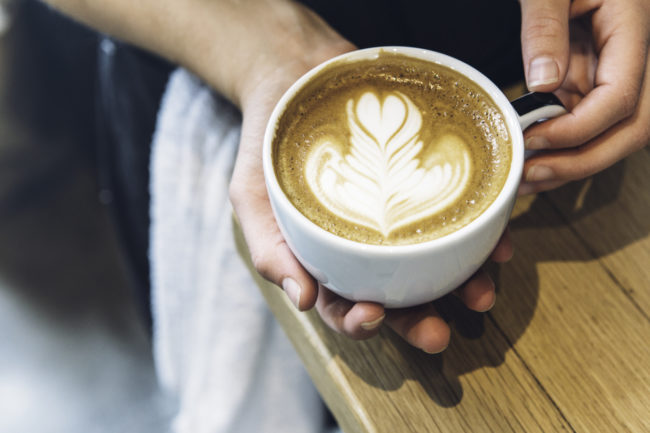 Barista Showing Latte Art Barista zeigt Latte Art