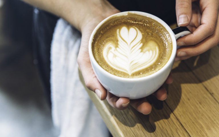 Barista Showing Latte Art Barista zeigt Latte Art