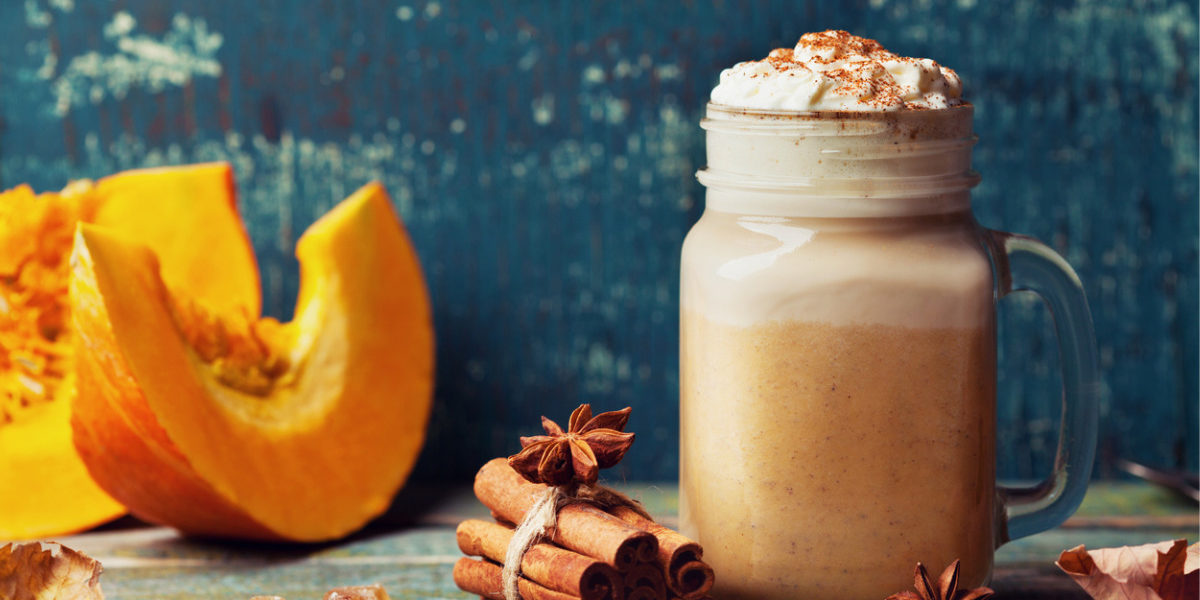 warm-pumpkin-spiced-latte-or-coffee-in-cup-decorated-cinnamon-on-teal-picture-id840173998 Herbst Rezeptidee Kaffee