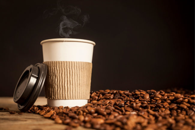 paper-cup-of-coffee-on-black-background-picture-id627887700 Coffee to go Bescher