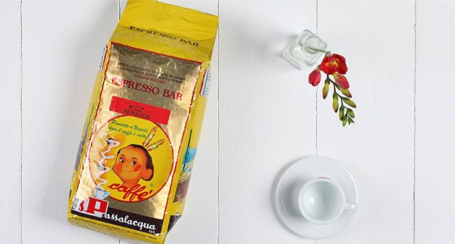 beitragsbild-produkttest-passalacqua-cremador Kaffeeverpackung auf weißer Holzplatte