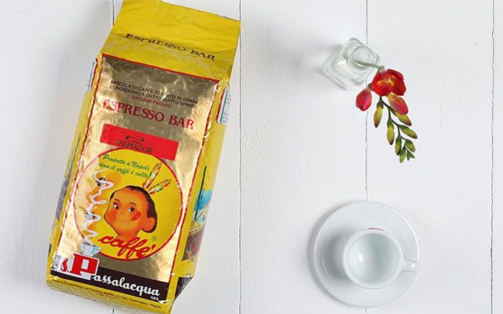 Kaffeeverpackung auf weißer Holzplatte