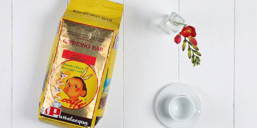 beitragsbild-produkttest-passalacqua-cremador Kaffeeverpackung auf weißer Holzplatte