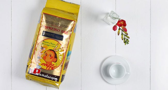 beitragsbild-produkttest-passalacqua-harem Kaffeeverpackung auf weißer Holzplatte