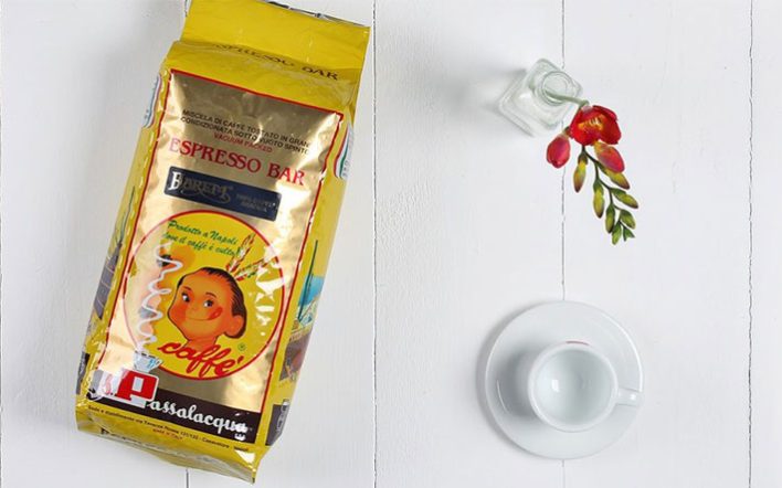 Kaffeeverpackung auf weißer Holzplatte