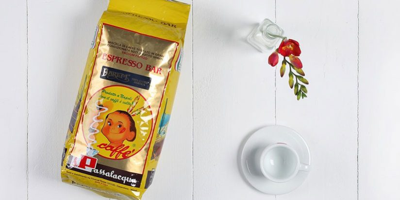 beitragsbild-produkttest-passalacqua-harem Kaffeeverpackung auf weißer Holzplatte