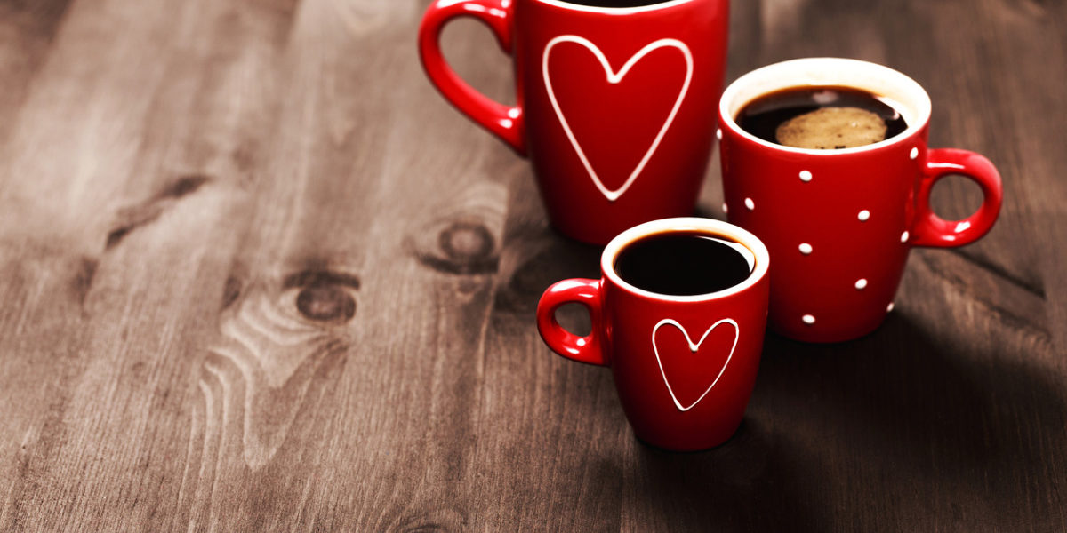 rote Tassen mit Decaf Kaffee