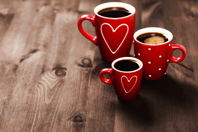 three-red-coffee-cups-picture-id502838756 rote Tassen mit Decaf Kaffee