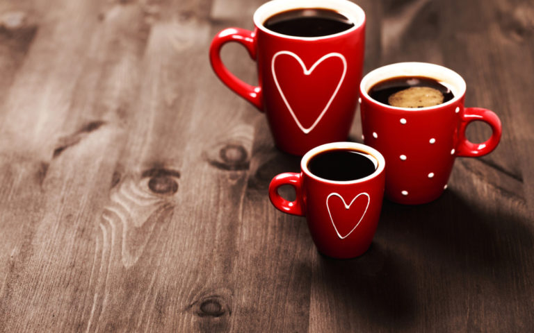 three-red-coffee-cups-picture-id502838756 rote Tassen mit Decaf Kaffee