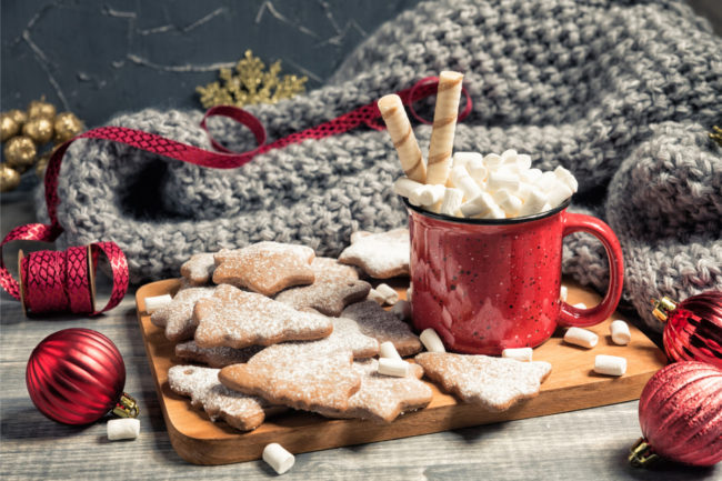 red-cup-and-gingerbread-cookies-picture-id860465466 Plätzchen zu Weihnachten