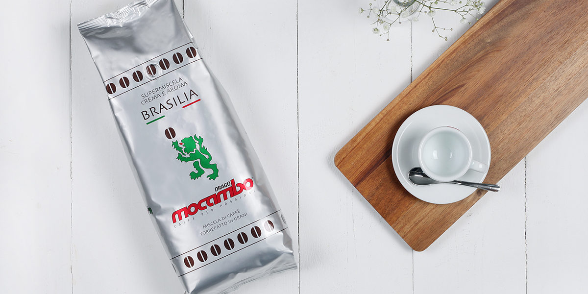 Mocambo Brasilia Mocambo Brasilia Crema e Aroma Packung neben Kaffeetasse