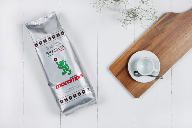 Mocambo Brasilia Crema e Aroma Packung neben Kaffeetasse
