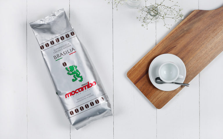 Mocambo Brasilia Mocambo Brasilia Crema e Aroma Packung neben Kaffeetasse