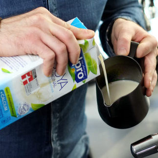 Alpro Soja Drink eingießen
