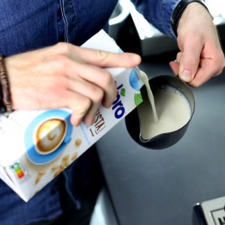 Alpro Soja Drink eingießen