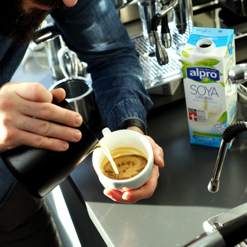 Soja Cappuccino einschenken