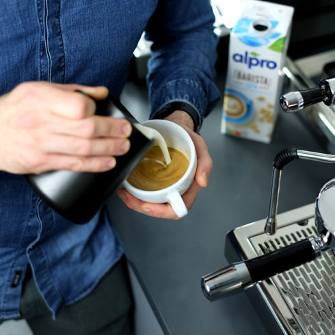 Latte Art mit Sojadrink Barista Alpro