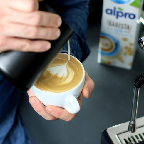 Latte Art mit Sojadrink Barista Alpro