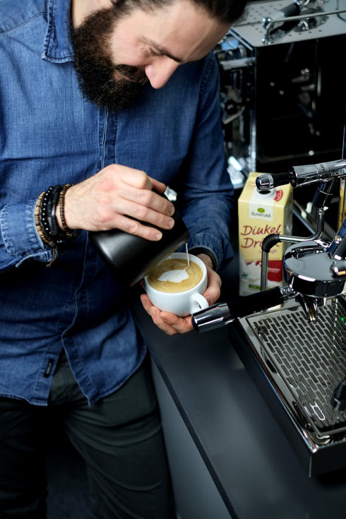 Cappuccino einschenken