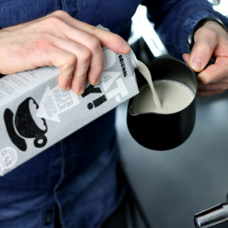 Oatly Baristamilch in Milchkännchen