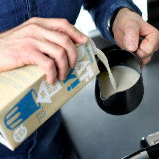 Haferdink gießen in Kännchen