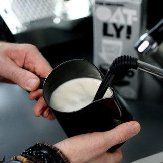 Oatly Barista Milch aufschäumen