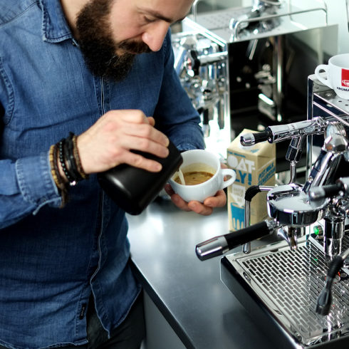 Haferdrink Cappuccino gießen