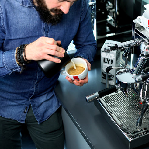 Oatly Barista Milch im Cappuccino