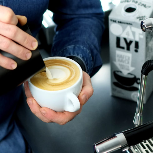 Latte Art Oatly Barista Milch