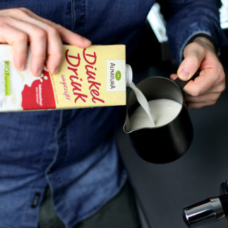 Dinkelmilch in Milchkännchen