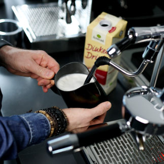 Dinkelmilch aufschäumen