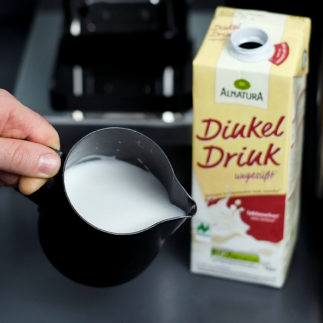 Aufgeschäumte Dinkelmilch