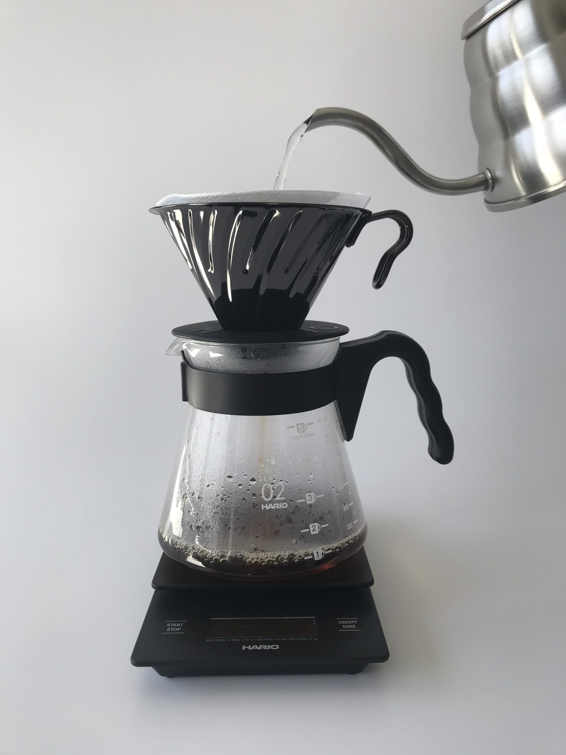 Schwarzer Kaffee zubereitet im Handfilter