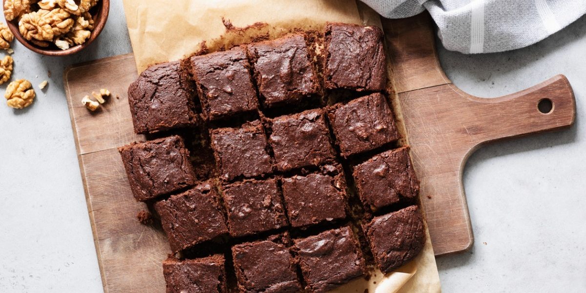 chocolate-brownie-squares-on-cutting-board-top-view-picture-id1005633958 Schokoladen Brownie