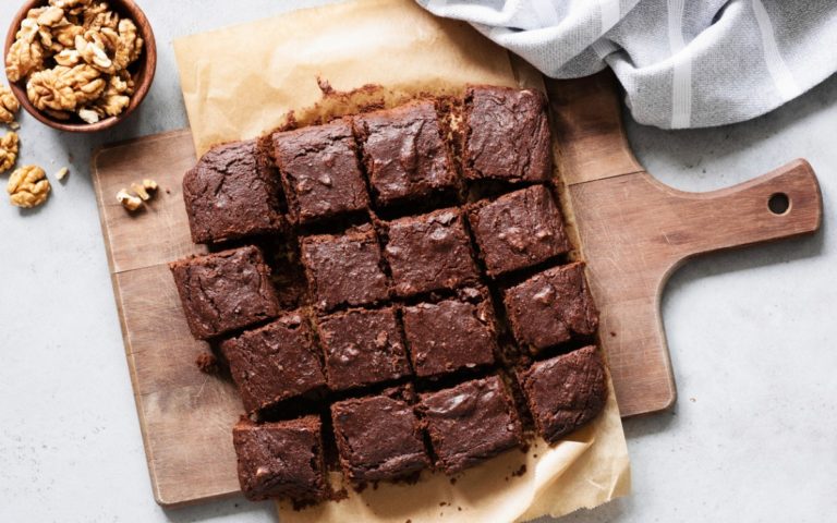 chocolate-brownie-squares-on-cutting-board-top-view-picture-id1005633958 Schokoladen Brownie