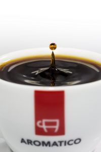 Schwarzer Kaffee in Aromatico-Tasse