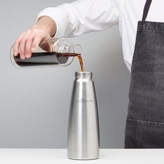 Cold Brew in Flasche einschenken