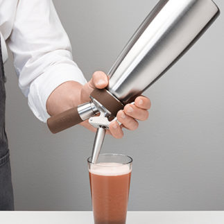 iSi Nitro Cocktail einschenken