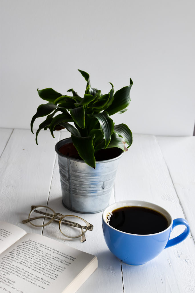 Buch und Filterkaffee