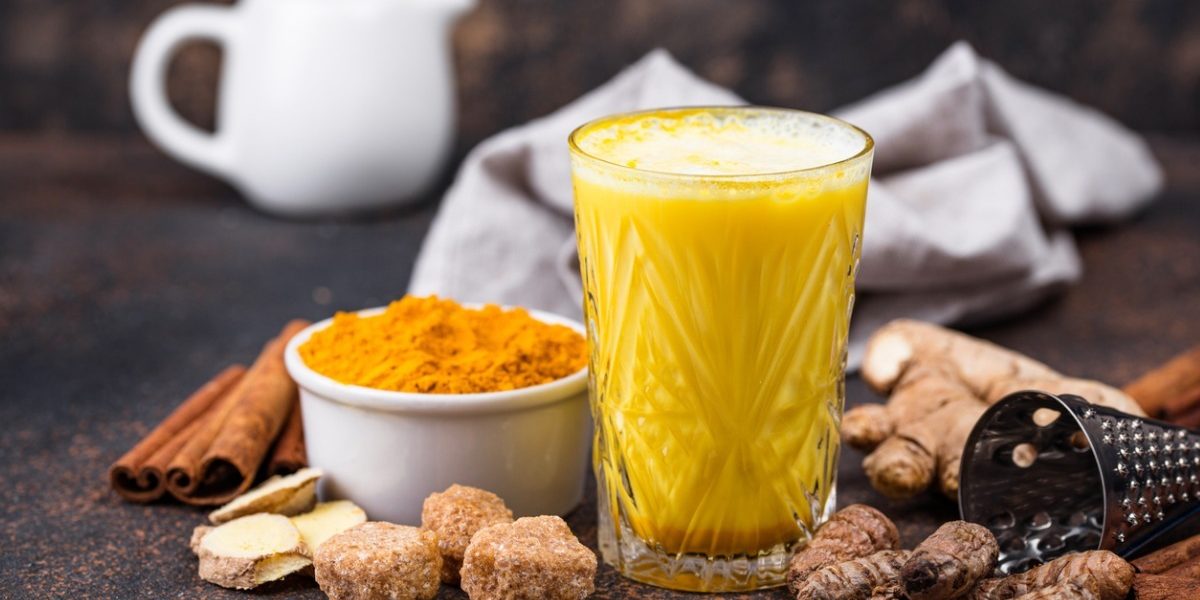 Goldene Milch Titelbild Kurkuma Latte im Glas