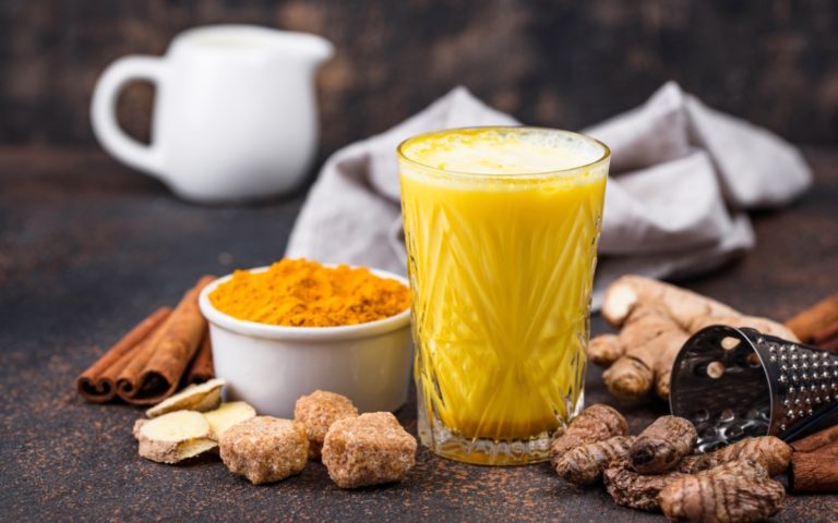 Goldene Milch Titelbild Kurkuma Latte im Glas