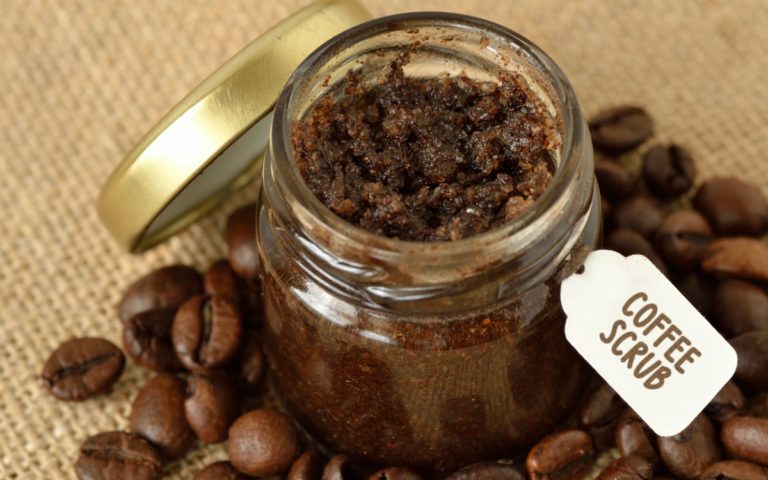 homemade-coffee-scrub-in-a-glass-jar-over-jute-sack-and-coffee-beans-picture-id973173114 Kaffee Peeling